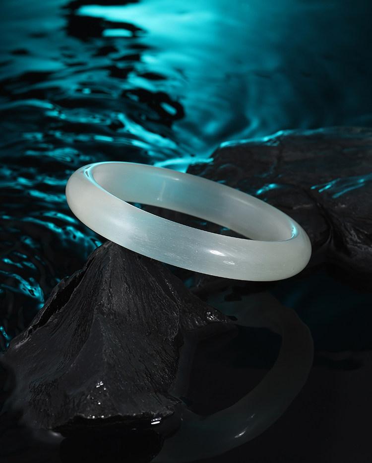 Chinese Glass Cat Eye Bangle